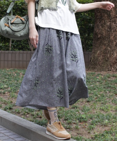 SUPER HAKKA（スーパーハッカ）の「先染めシャンブレー　ミモザ＆ドット刺繍ギャザーフレアパンツ（裏地付き）（その他パンツ・レディース・グリーン/ネイビー・FREE）」の2枚目の写真