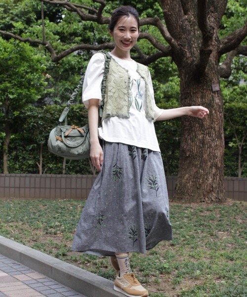 SUPER HAKKA（スーパーハッカ）の「先染めシャンブレー　ミモザ＆ドット刺繍ギャザーフレアパンツ（裏地付き）（その他パンツ・レディース・グリーン/ネイビー・FREE）」の3枚目の写真