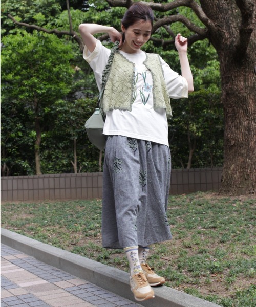 SUPER HAKKA（スーパーハッカ）の「先染めシャンブレー　ミモザ＆ドット刺繍ギャザーフレアパンツ（裏地付き）（その他パンツ・レディース・グリーン/ネイビー・FREE）」の4枚目の写真