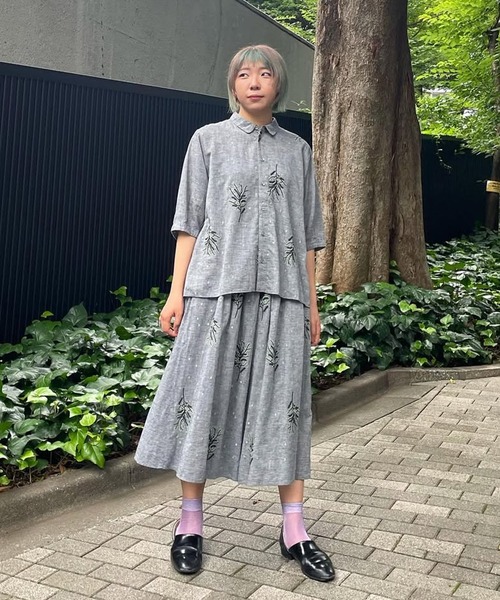 SUPER HAKKA（スーパーハッカ）の「先染めシャンブレー　ミモザ＆ドット刺繍ギャザーフレアパンツ（裏地付き）（その他パンツ・レディース・グリーン/ネイビー・FREE）」の9枚目の写真