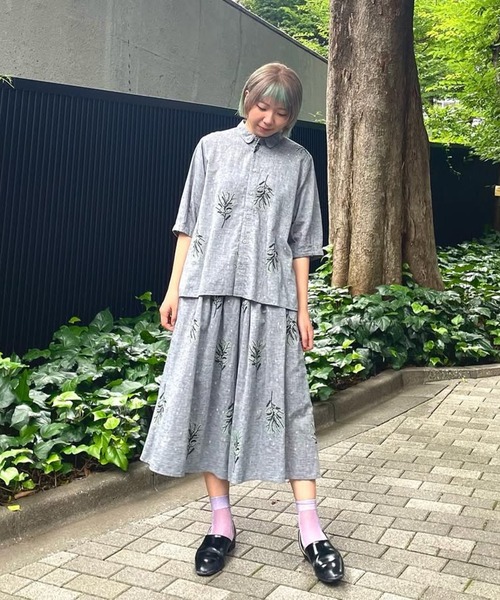 セール】先染めシャンブレー ミモザ＆ドット刺繍ギャザーフレアパンツ