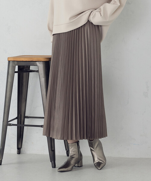 COMME CA ISM（コムサイズム）の「エンボス加工プリーツスカート（スカート・レディース・チャコール/グレイッシュベージュ/モカ・LARGE/MEDIUM/SMALL）」の2枚目の写真