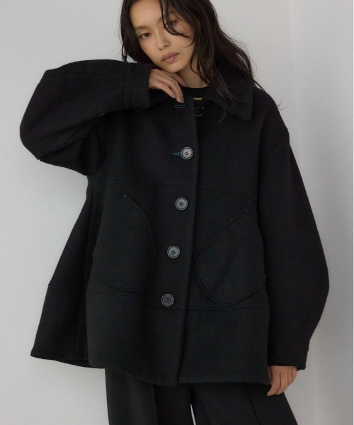 PLUS】ボリュームスリーブペプラムコート（ステンカラーコート）｜AZUL