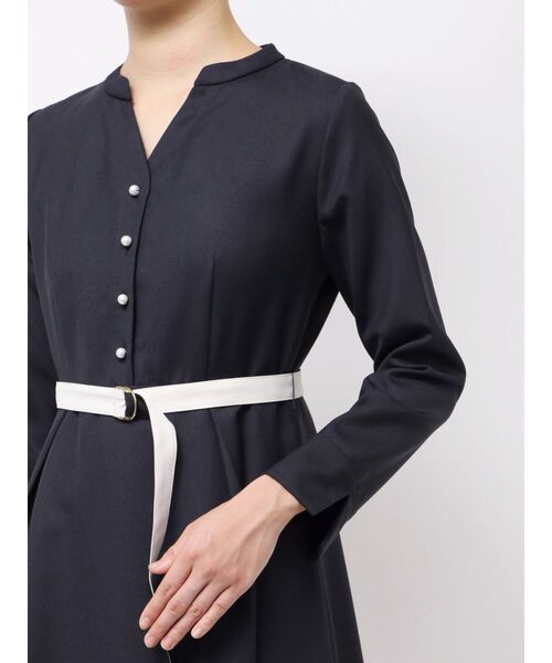 TONAL（トーナル）の「パールボタンフレアワンピース（ワンピース・レディース・ベージュ/ネイビー/ボルドー・MEDIUM）」の9枚目の写真