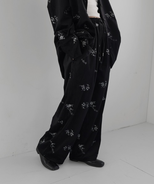 hellam（へラム）の「フラワーエンブロイダリーベロアイージーパンツ（その他パンツ・レディース・アイボリー/ブラック/ブラウン・FREE）」の3枚目の写真