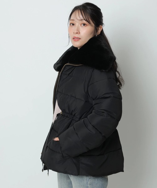 Apuweiser-riche（アプワイザーリッシェ）の「スタンドファーミドルコート（ダウンジャケット/コート・レディース・ブラック/オフホワイト/グレイッシュベージュ・1/2）」の9枚目の写真