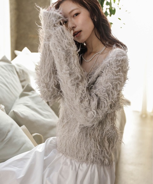 AMELY(エミリー)の「Vネックシャギーニットトップス(ニット/セーター・レディース・アイボリー/ブラック/ベージュ/ライトグレー/ブラウン・フリー)」の5枚目の写真