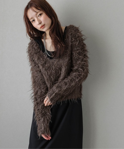 AMELY(エミリー)の「Vネックシャギーニットトップス(ニット/セーター・レディース・アイボリー/ブラック/ベージュ/ライトグレー/ブラウン・フリー)」の4枚目の写真