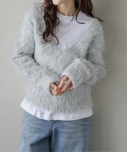 AMELY(エミリー)の「Vネックシャギーニットトップス(ニット/セーター・レディース・アイボリー/ブラック/ベージュ/ライトグレー/ブラウン・フリー)」の1枚目の写真
