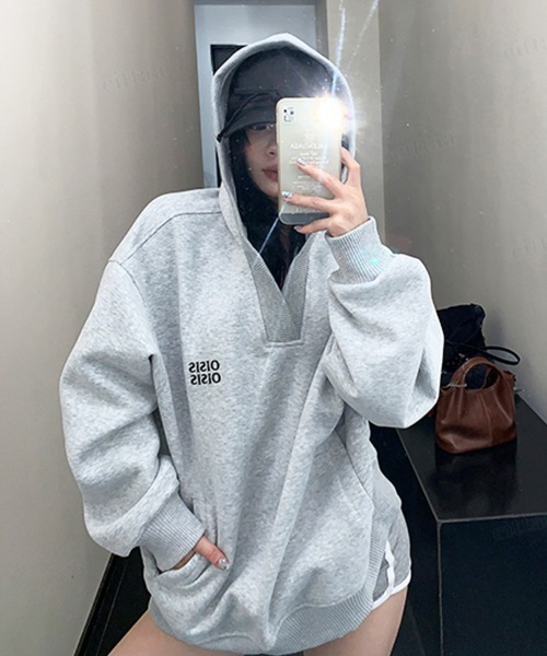 Dalfwin(ダールフィン)の「韓国ファッション OISIS刺繍ロゴVネックフーディー(パーカー・レディース・グレー/ブラック・FREE)」の13枚目の写真