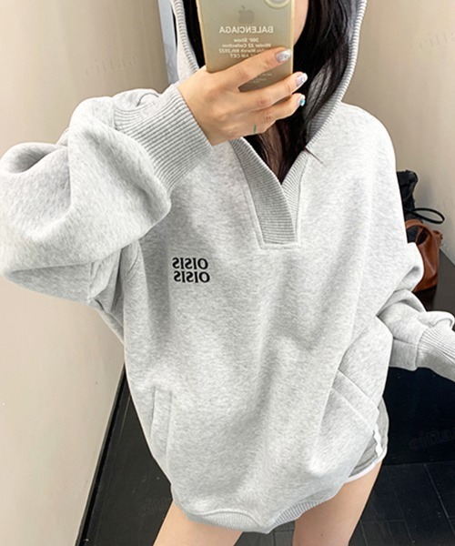 Dalfwin(ダールフィン)の「韓国ファッション OISIS刺繍ロゴVネックフーディー(パーカー・レディース・グレー/ブラック・FREE)」の12枚目の写真