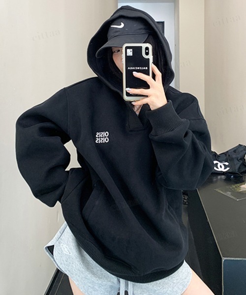 Dalfwin(ダールフィン)の「韓国ファッション OISIS刺繍ロゴVネックフーディー(パーカー・レディース・グレー/ブラック・FREE)」の4枚目の写真