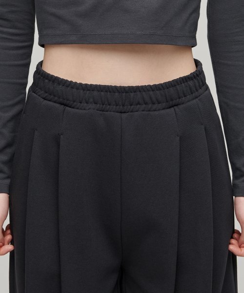 MUSINSA STANDARD WOMAN（ムシンサスタンダードウーマン）の「ウィメンズダブルニットツーピンタックワイドラウンジスウェットパンツ[ダークグレー]（スウェットパンツ・レディース・その他・SMALL/MEDIUM/LARGE/X-SMALL）」の3枚目の写真
