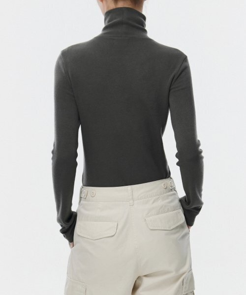 MUSINSA STANDARD WOMAN（ムシンサスタンダードウーマン）の「[ヒートタンダード] ウィメンズ薄起毛スリムタートルネック長袖Tシャツ [ダークグレー]（Tシャツ/カットソー・レディース・その他・SMALL/MEDIUM/LARGE/X-SMALL）」の2枚目の写真