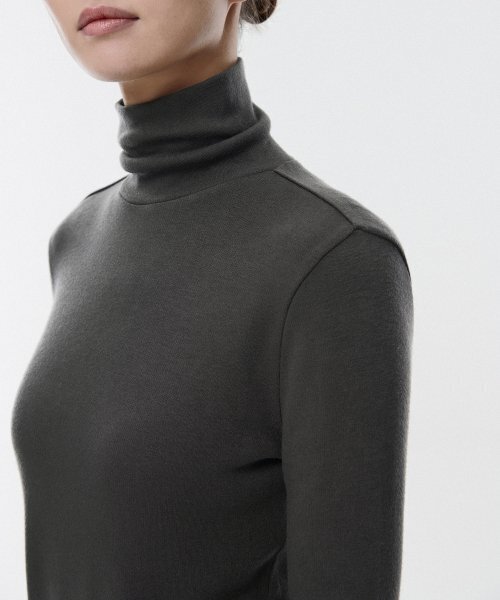 MUSINSA STANDARD WOMAN（ムシンサスタンダードウーマン）の「[ヒートタンダード] ウィメンズ薄起毛スリムタートルネック長袖Tシャツ [ダークグレー]（Tシャツ/カットソー・レディース・その他・SMALL/MEDIUM/LARGE/X-SMALL）」の3枚目の写真