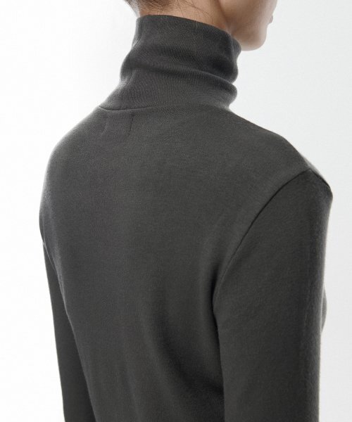 MUSINSA STANDARD WOMAN（ムシンサスタンダードウーマン）の「[ヒートタンダード] ウィメンズ薄起毛スリムタートルネック長袖Tシャツ [ダークグレー]（Tシャツ/カットソー・レディース・その他・SMALL/MEDIUM/LARGE/X-SMALL）」の4枚目の写真