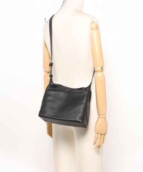 NiiNa(ニーナ)の「【 NiiNa / ニーナ 】高品質牛革ソフトエフォートレスショルダーバッグ(ショルダーバッグ・レディース・ブラック/ダークブラウン・FREE)」の17枚目の写真