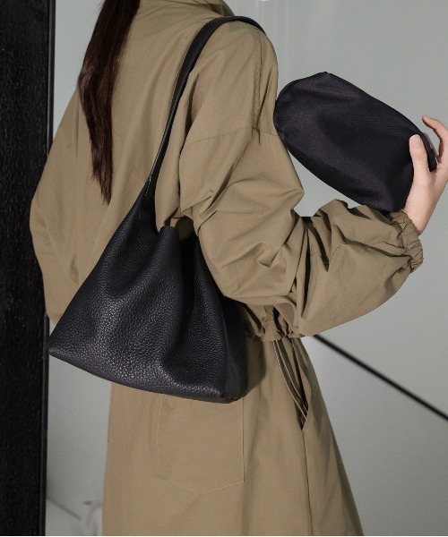 NiiNa(ニーナ)の「【 NiiNa / ニーナ 】高品質牛革ソフトエフォートレスショルダーバッグ(ショルダーバッグ・レディース・ブラック/ダークブラウン・FREE)」の3枚目の写真