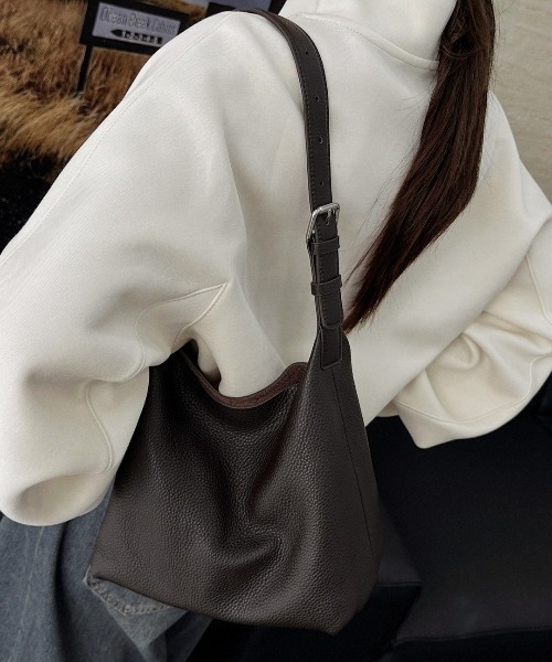 NiiNa(ニーナ)の「【 NiiNa / ニーナ 】高品質牛革ソフトエフォートレスショルダーバッグ(ショルダーバッグ・レディース・ブラック/ダークブラウン・FREE)」の8枚目の写真