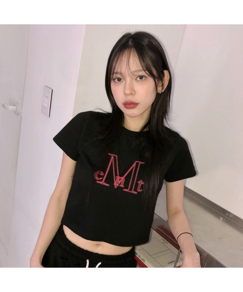 MUCENT(ムセント)の「ブラズンレッドロゴクロップ半袖Tシャツ(2カラー)(Tシャツ/カットソー・レディース・ホワイト/ブラック・SHORT)」の1枚目の写真