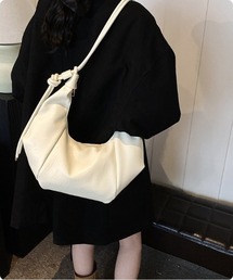 I.O.E（アイオイ）の「ふんわりクロワッサンバッグ（ショルダーバッグ）」