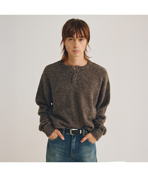 LMOOD(エルムード)の「パブロブラシドモヘアウールヘンリーネックニット (3カラー)(ニット/セーター・メンズ・ブラック/ダークグレー/クリーム・46/48/44)」の1枚目の写真
