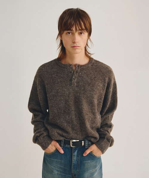 LMOOD(エルムード)の「パブロブラシドモヘアウールヘンリーネックニット (3カラー)(ニット/セーター・メンズ・ブラック/ダークグレー/クリーム・46/48/44)」の4枚目の写真