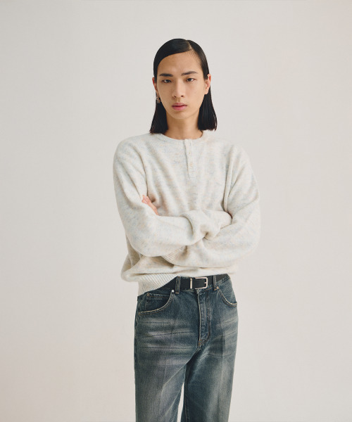 LMOOD(エルムード)の「パブロブラシドモヘアウールヘンリーネックニット (3カラー)(ニット/セーター・メンズ・ブラック/ダークグレー/クリーム・46/48/44)」の5枚目の写真