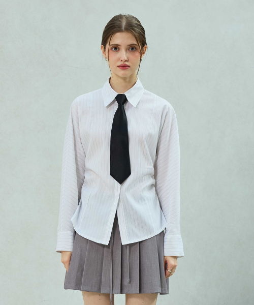 ARI(アリ)の「LOWELL SLIM FIT STRIPE SHIRRLING SHIRT / WHITE(シャツ/ブラウス・レディース・ホワイト・FREE)」の1枚目の写真
