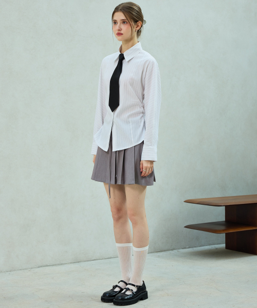 ARI(アリ)の「LOWELL SLIM FIT STRIPE SHIRRLING SHIRT / WHITE(シャツ/ブラウス・レディース・ホワイト・FREE)」の3枚目の写真