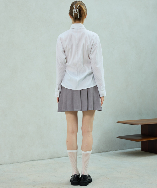 ARI(アリ)の「LOWELL SLIM FIT STRIPE SHIRRLING SHIRT / WHITE(シャツ/ブラウス・レディース・ホワイト・FREE)」の4枚目の写真