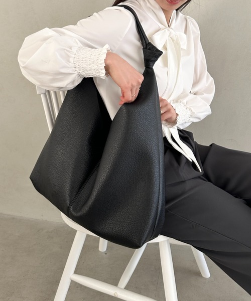 MYMOOD.(マイムード)の「大容量 シボ感PUワンハンドルトートバッグ A4収納可 通勤通学バッグ(トートバッグ・レディース・グレイッシュベージュ/ブラック/ブラウン・FREE)」の10枚目の写真