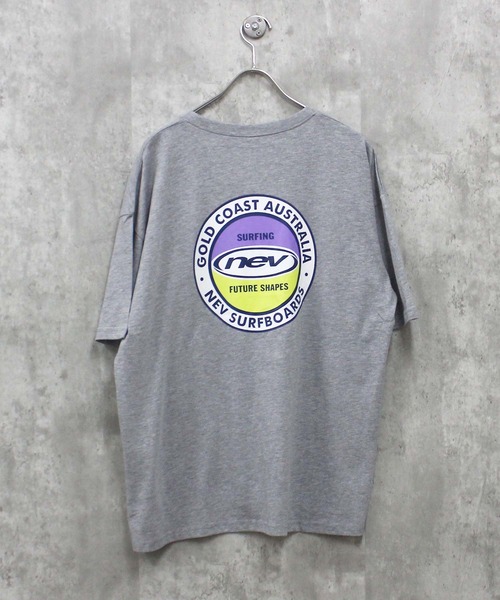 NEV（ネブ）の「【NEV】オーバーサイズ グラフィックプリント Tシャツ（Tシャツ/カットソー・メンズ・グレー系その他/オフホワイト/杢グレー/ダークグリーン/ホワイト系その他/チャコール/ネイビー/ブルー系その他・MEDIUM/LARGE/X-LARGE）」の4枚目の写真