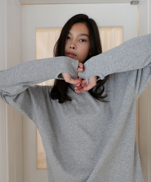 INJIACTIVE(インジアクティブ)の「リブオーバーサイズハンドウォーマーティー グレー(Tシャツ/カットソー・レディース・その他・ONE)」の2枚目の写真