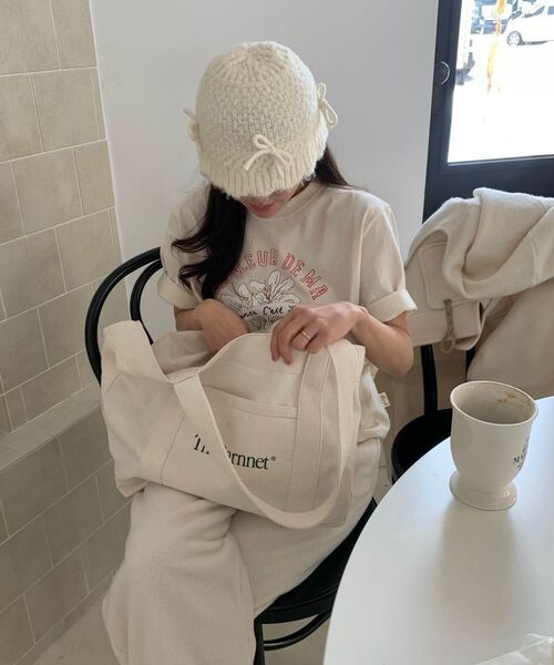 NONLOCAL（ノンローカル）の「[ノンローカルxイーサックバッグ] Lily Hand Drawing T-shirt - Light Grey（Tシャツ/カットソー・レディース・その他・FREE）」の6枚目の写真