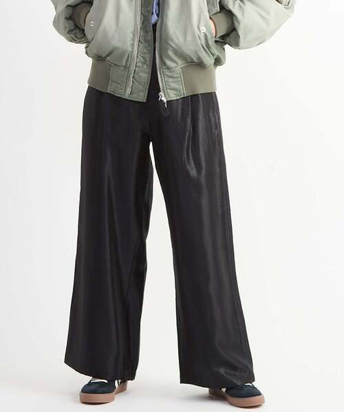CONVERSE TOKYO(コンバーストウキョウ)の「SHINY SATIN PINTUCK WIDE PANTS(その他パンツ・レディース・ブラック/グレー/グリーン・FREE)」の1枚目の写真