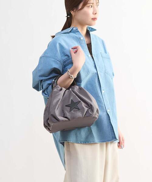 CONVERSE TOKYO（コンバーストウキョウ）の「STAR★ PATCH OVERSIZED DENIM SHIRT（シャツ/ブラウス・レディース・ホワイト/サックスブルー/ブラック・FREE）」の4枚目の写真