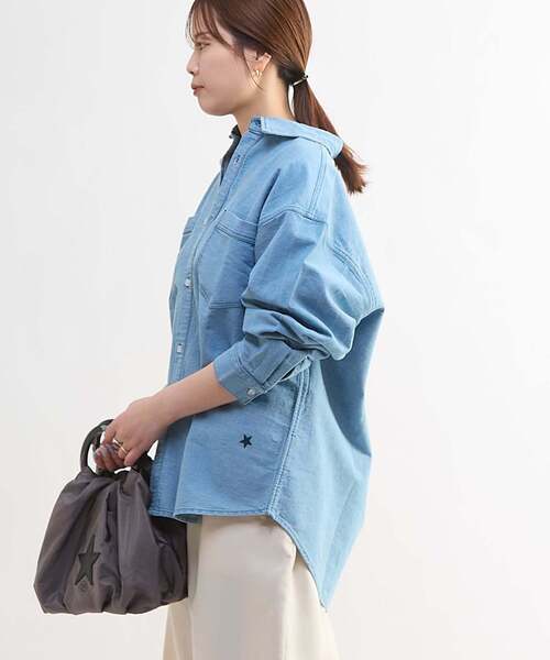 CONVERSE TOKYO（コンバーストウキョウ）の「STAR★ PATCH OVERSIZED DENIM SHIRT（シャツ/ブラウス・レディース・ホワイト/サックスブルー/ブラック・FREE）」の5枚目の写真