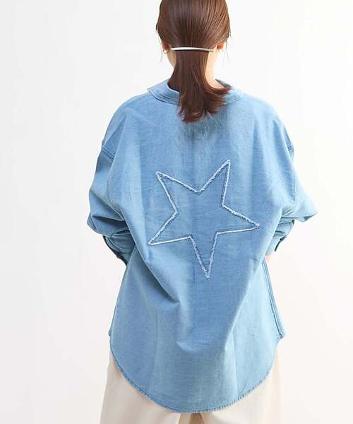 CONVERSE TOKYO（コンバーストウキョウ）の「STAR★ PATCH OVERSIZED DENIM SHIRT（シャツ/ブラウス・レディース・ホワイト/サックスブルー/ブラック・FREE）」の6枚目の写真