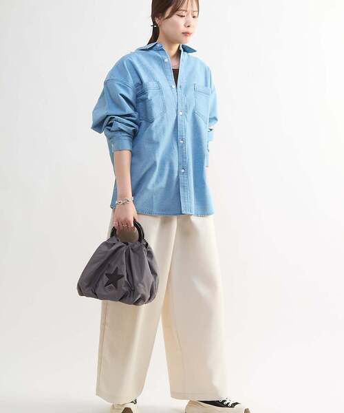 CONVERSE TOKYO（コンバーストウキョウ）の「STAR★ PATCH OVERSIZED DENIM SHIRT（シャツ/ブラウス・レディース・ホワイト/サックスブルー/ブラック・FREE）」の8枚目の写真