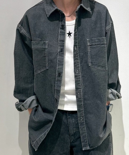 CONVERSE TOKYO（コンバーストウキョウ）の「STAR★ PATCH OVERSIZED DENIM SHIRT（シャツ/ブラウス・レディース・ホワイト/サックスブルー/ブラック・FREE）」の3枚目の写真
