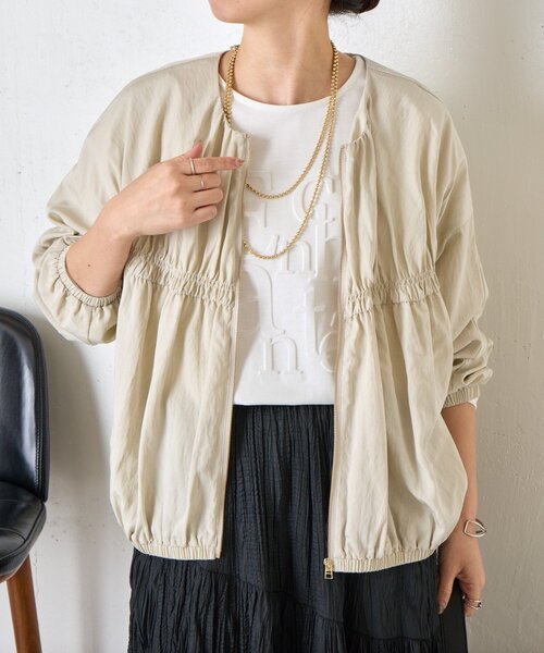 Jena espace merveilleux（ジェナ　エスパスメルヴェイユ）の「【さっと羽織れる】レーヨンナイロンギャザー切替ブルゾン（ノーカラージャケット・レディース・アイボリー/ブラック/ベージュ・FREE）」の2枚目の写真