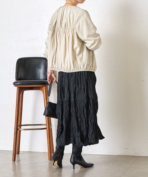 Jena espace merveilleux（ジェナ　エスパスメルヴェイユ）の「【さっと羽織れる】レーヨンナイロンギャザー切替ブルゾン（ノーカラージャケット・レディース・アイボリー/ブラック/ベージュ・FREE）」の8枚目の写真