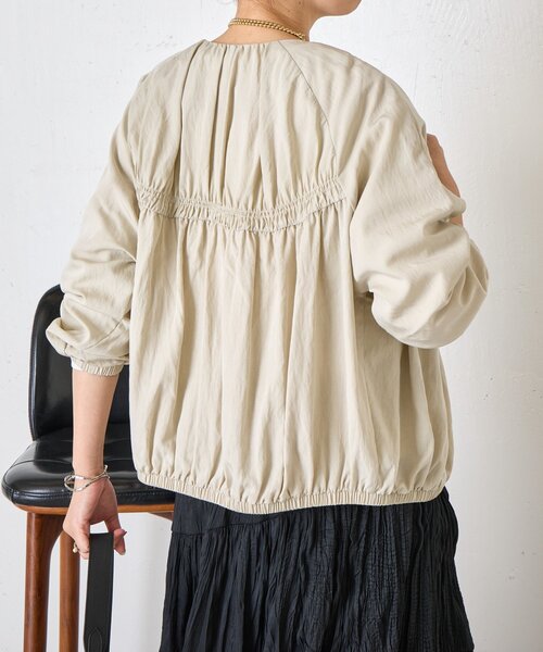 Jena espace merveilleux（ジェナ　エスパスメルヴェイユ）の「【さっと羽織れる】レーヨンナイロンギャザー切替ブルゾン（ノーカラージャケット・レディース・アイボリー/ブラック/ベージュ・FREE）」の10枚目の写真