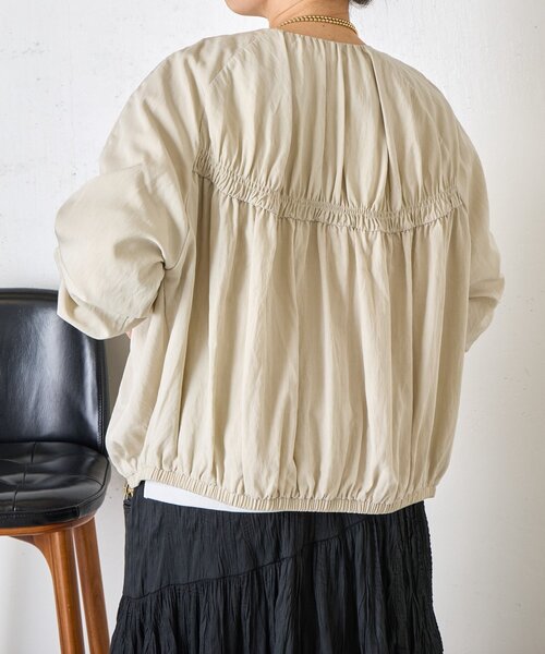 Jena espace merveilleux（ジェナ　エスパスメルヴェイユ）の「【さっと羽織れる】レーヨンナイロンギャザー切替ブルゾン（ノーカラージャケット・レディース・アイボリー/ブラック/ベージュ・FREE）」の11枚目の写真