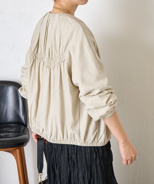 Jena espace merveilleux（ジェナ　エスパスメルヴェイユ）の「【さっと羽織れる】レーヨンナイロンギャザー切替ブルゾン（ノーカラージャケット・レディース・アイボリー/ブラック/ベージュ・FREE）」の12枚目の写真