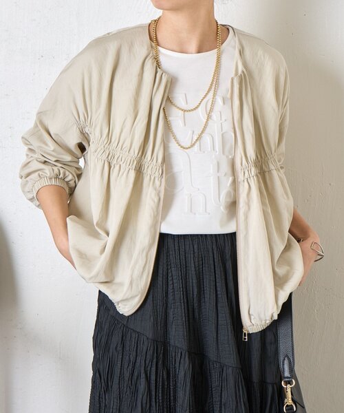 Jena espace merveilleux（ジェナ　エスパスメルヴェイユ）の「【さっと羽織れる】レーヨンナイロンギャザー切替ブルゾン（ノーカラージャケット・レディース・アイボリー/ブラック/ベージュ・FREE）」の13枚目の写真