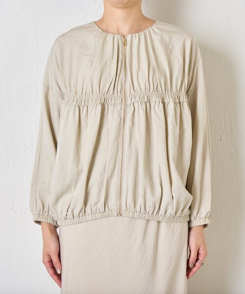 Jena espace merveilleux（ジェナ　エスパスメルヴェイユ）の「【さっと羽織れる】レーヨンナイロンギャザー切替ブルゾン（ノーカラージャケット・レディース・アイボリー/ブラック/ベージュ・FREE）」の14枚目の写真