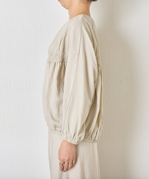 Jena espace merveilleux（ジェナ　エスパスメルヴェイユ）の「【さっと羽織れる】レーヨンナイロンギャザー切替ブルゾン（ノーカラージャケット・レディース・アイボリー/ブラック/ベージュ・FREE）」の15枚目の写真