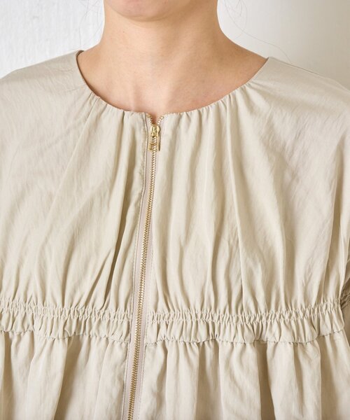 Jena espace merveilleux（ジェナ　エスパスメルヴェイユ）の「【さっと羽織れる】レーヨンナイロンギャザー切替ブルゾン（ノーカラージャケット・レディース・アイボリー/ブラック/ベージュ・FREE）」の17枚目の写真